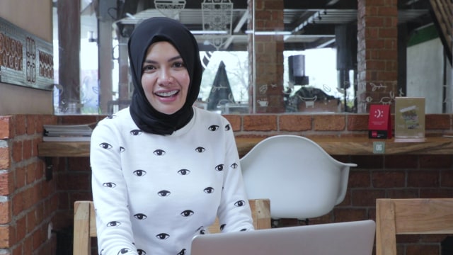 Nikita Mirzani saat menjawab pertanyaan dari pembaca kumparan (Foto: Cornelius Bintang/kumparan)