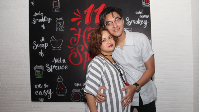Mytha Lestari dan Barry Maheswara di Kemang, Jakarta Selatan. (Foto: Munady Widjaja)