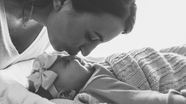 Ibu mencium bayinya yang baru lahir (Foto: Thinkstock)