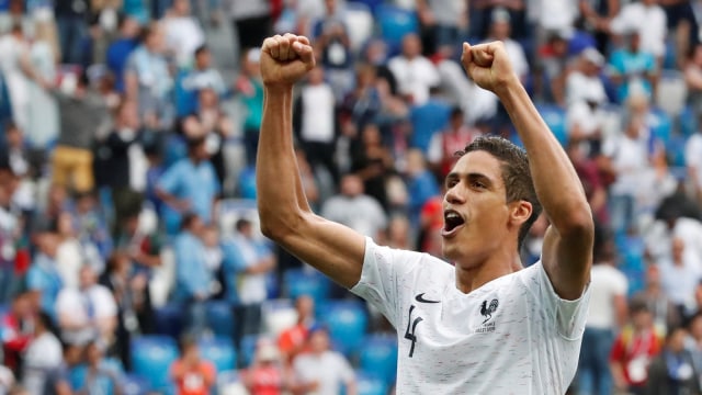 Raphael Varane saat berkostum Timnas Prancis. Foto: Grigory Drukor/Reuters