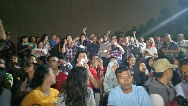 Warga teriakkan "Ahok-Djarot, Terima Kasih Pak Ahok" saat Anies meresmikan penataan kembali Lapangan Banteng. (Foto: Nabilla Fatiara/kumparan)