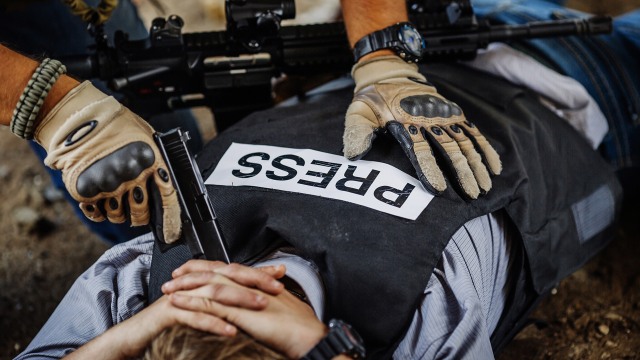 Ilustrasi kekerasan jurnalis. Foto: Shutterstock