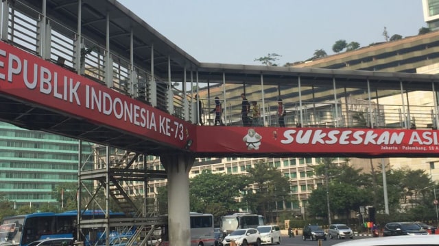 Masyarakat melewati JPO Bundaran HI. (Foto: Rafyq Panjaitan/kumparan)