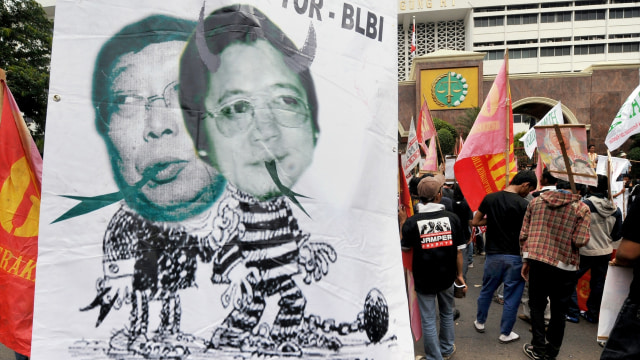 Poster demonstrasi terkait kasus BLBI, pada 22 Juli 2008. (Foto: AFP PHOTO/ADEK BERRY)