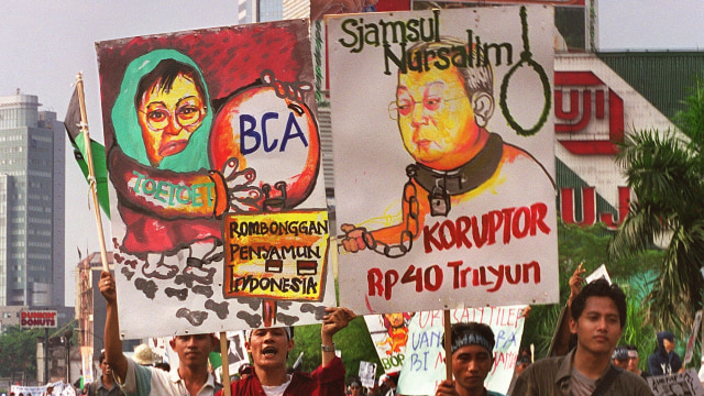 Poster demonstrasi, pada 24 Agustus 1998. (Foto: AFP PHOTO/ADEK BERRY)