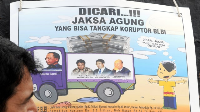 Poster demonstrasi terkait kasus BLBI, pada 22 Juli 2008. (Foto: AFP PHOTO/ADEK BERRY)