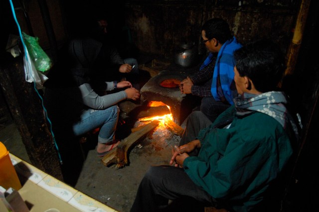 Sejumlah warga menghangatkan tubuh menggunakan tungku kayu di rumah warga di Dieng Kulon, Batur, Banjarnegara, Jawa Tengah, Sabtu (7/7/2018).  (Foto: FOTO ANTARA/Anis Efizudin)