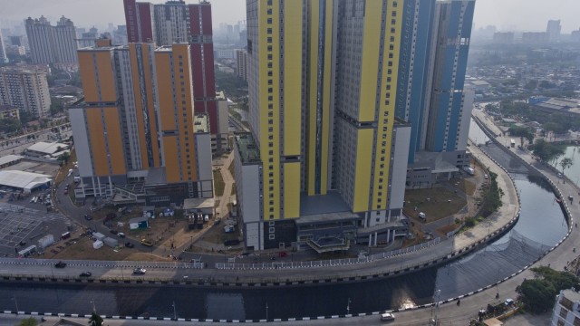 Foto aerial Wisma Atlet Kemayoran yang berada di dekat Kali Item di Kemayoran, Jakarta, Jumat (20/7). (Foto: Antara/Hafidz Mubarak A)