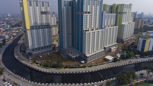 Foto aerial Wisma Atlet Kemayoran yang berada di dekat Kali Item di Kemayoran, Jakarta, Jumat (20/7). (Foto: Antara/Hafidz Mubarak A)