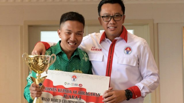 Atlet juara dunia karate tradisional, Fauzan Noor, saat menerima penghargaan dari kemenpora, Senin (23/7) (Foto: Dok. Kemenpora)