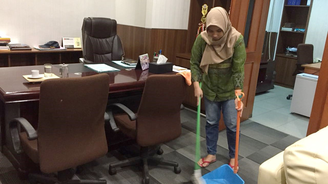Novita Sari (24) Officegirl DPRD Depok, Caleg DPRD Depok dari PDIP. (Foto: Yuana Fatwalloh/kumparan)