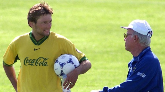 Leonardo berdiksusi dengan pelatihnya di Timnas Brasil, Mario Zagallo. (Foto: AFP/Staff)