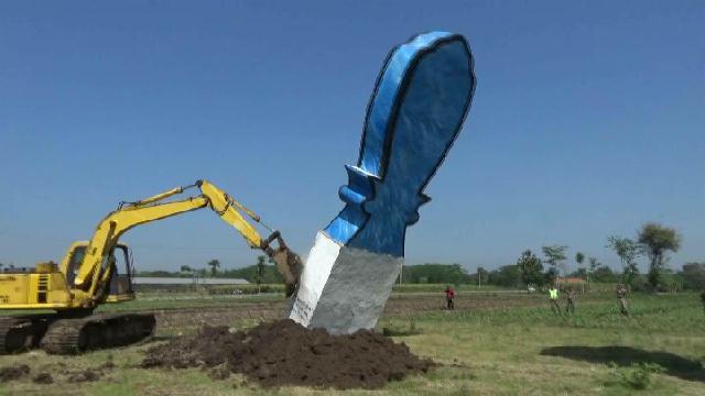 Makam Raksasa di Probolinggo Dirobohkan
