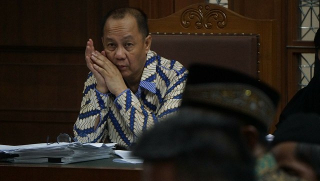 Terdakwa kasus korupsi penerbitan Surat Keterangan Lunas Bantuan Likuiditas Bank Indonesia (SKL BLBI), Syafruddin Arsyad Temenggung, menjalani sidang pemeriksaan saksi di Pengadilan Tipikor, Jakarta, Kamis (26/7). (Foto: Nugroho Sejati/kumparan)