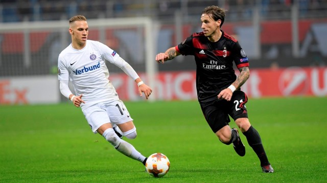 Saatnya Milan singkirkan Biglia? (Foto: AFP/MIguel Medina)