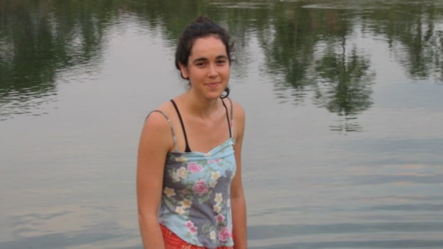 Berenang menggunakan pakaian. (Foto: Flickr/tinnapat)