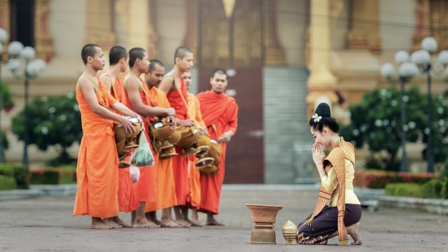 Biksu dan perempuan di Laos.
 (Foto: Pixabay)