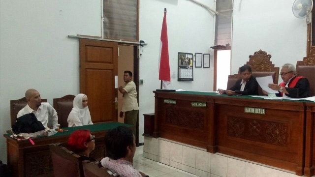 Ahmad Dhani dan Mulan Jameela saat jalani sidang pergantian nama mereka, di Pengadilan Negeri Jakarta Selatan, Kamis (26/7). (Foto: Aria Pradana/kumparan)