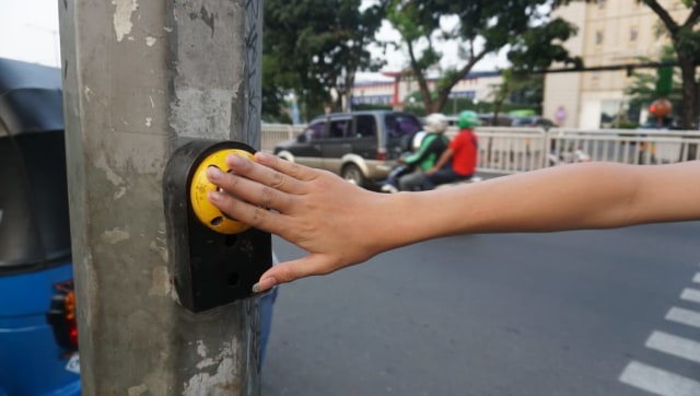 Sejumlah warga saat menggunakan Pelican Crossing untuk menyeberangi jalan raya di kawasan Tebet, Jakarta, Kamis (26/7). (Foto: Helmi Afandi/kumparan)