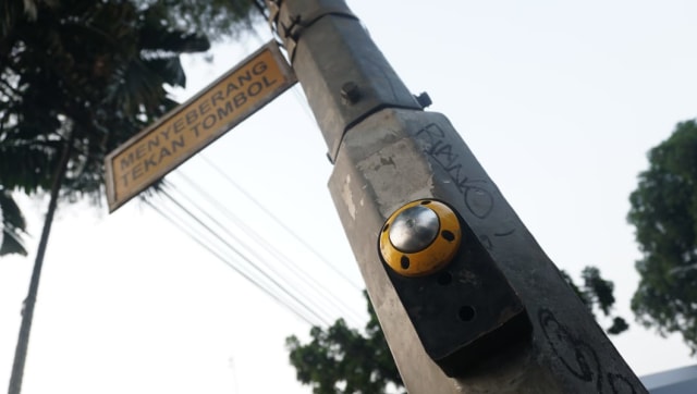 Sejumlah warga saat menggunakan Pelican Crossing untuk menyeberangi jalan raya di kawasan Tebet, Jakarta, Kamis (26/7). (Foto: Helmi Afandi/kumparan)