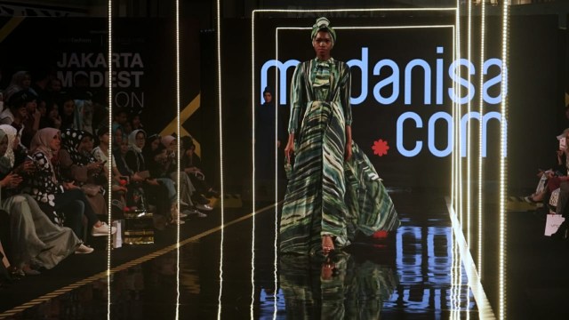 Rancangan Modanisa desainer asal Turkey di Jakarta Modest Fashion Week 2018. (Foto: Garin Gustavian Irawan/kumparan)