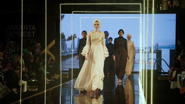 Rancangan Modanisa desainer asal Turkey di Jakarta Modest Fashion Week 2018. (Foto: Garin Gustavian Irawan/kumparan)