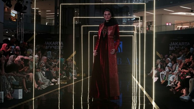 Rancangan Dilbar desainer asal Kyrgystan di Jakarta Modest Fashion Week 2018. (Foto: Garin Gustavian Irawan/kumparan)