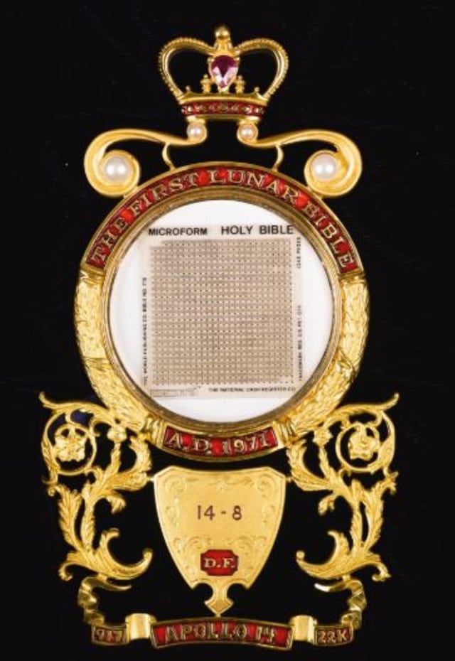 Alkitab bulan di dalam bingkai emas. (Foto: Nate D. Sanders Auctions)