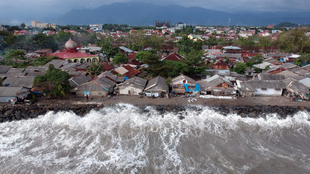 Gelombang Tinggi di Pesisir Foto: Antara/Iggoy El Fitra