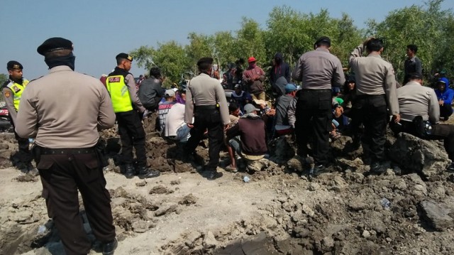Warga Desa Bandungrejo Ngasem Bojonegoro, Unjuk  Rasa Terkait Proyek JTB (1)