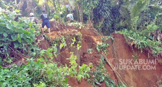 Saluran irigrasi yang terputus karena longsor. (Foto: Dok: Sukabumi Update)