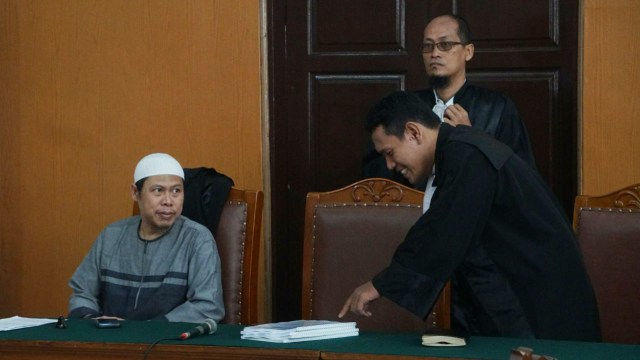 Pimpinan Jamaah Anshorut Daulah, Zainal Anshori (kiri), jalani sidang pleidoi pembubaran JAD di PN Jakarta Selatan, Jumat (27/7). (Foto: Nugroho Sejati/kumparan)