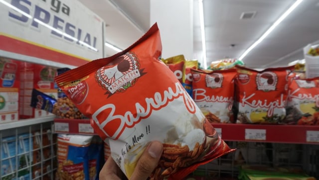Keripik Maicih di minimarket. (Foto: Nugroho Sejati/kumparan)