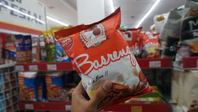 Keripik Maicih di minimarket. (Foto: Nugroho Sejati/kumparan)