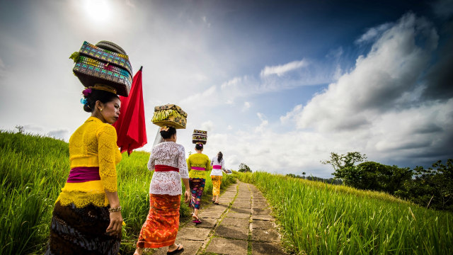 Di sana, kamu juga bisa berpapasan dengan warga setempat yang hendak bersembahyang di pura. (Foto: Flickr/Photon Broker)