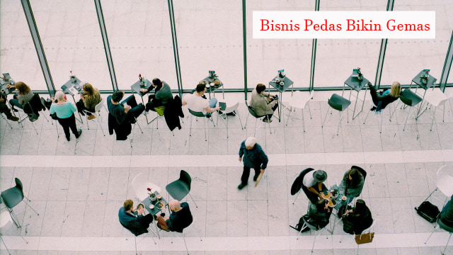 Sejumlah pembeli menikmati menu di cafe. (Foto: Pixabay)