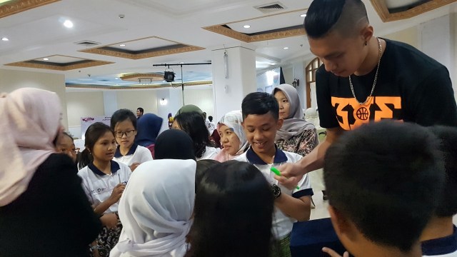 Vincent Kosasih, atlet basket, memberi tanda tangan pada anak-anak (Foto:  Prameshwari Sugiri/kumparan)