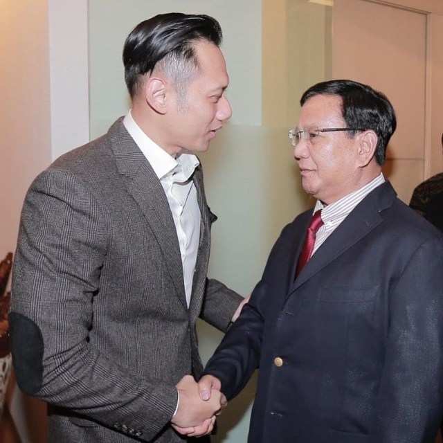 Ketua umum Partai Gerindra, Prabowo Subianto (kanan) berbincang dengan Komandan Kogasma Partai Demokrat, Agus Harimurti Yudhoyono. (Foto: Instagram @penggemarahy)