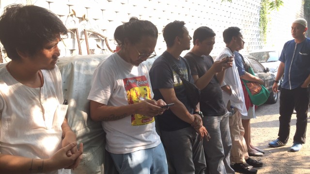 Arie Dagienkz di rumah duka Tino Saroengallo  (Foto: Giovanni/kumparan)