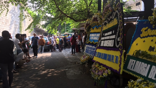 Suasana rumah duka Tino Saroengallo  (Foto: Giovanni/kumparan)