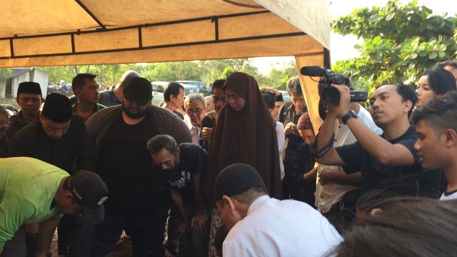 Suasana pemakaman Tino Saroengallo. (Foto: Giovanni/kumparan)