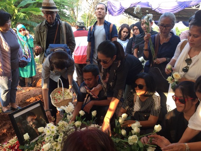 Teuku Rifnu Wikana di pemakaman Tino Saroengallo. (Foto: Giovanni/kumparan)