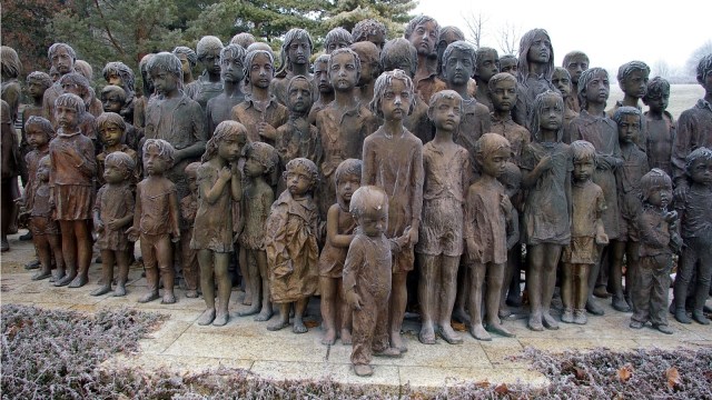 Patung Anak-anak di Lidice, untuk Mengingat Kekejian Nazi Jerman