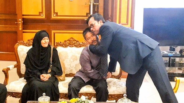 Dua WNI yang lolos dari hukuman mati menemui Dubes RI untuk Arab Saudi, Agus Maftuh. (Foto: Dok. KBRI Riydah)