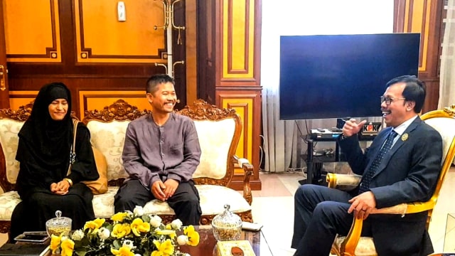 Dua WNI yang lolos dari hukuman mati menemui Dubes RI untuk Arab Saudi, Agus Maftuh. (Foto: Dok. KBRI Riydah)
