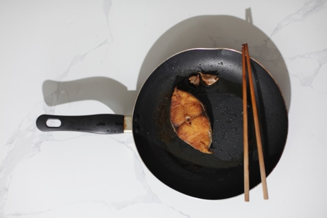 ilustrasi menggoreng ikan  (Foto: dok.freepik.com)