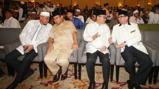 Ketua Gerakan Nasional Pengawal Fatwa Ulama (GNPF-U) Yusuf Martak (kiri) bersama Ketua Umum Parta Gerindra Prabowo Subianto (kedua kiri), Ketua Umum Partai Amanat Nasional Zulkifli Hasan (kedua kanan), dan Ketua Majelis Syuro PKS Salim Segaf Al Jufri (kanan) berbincang saat menghadiri acara Ijtima Ulama dan Tokoh Nasional di Jakarta, Jumat (27/7). (Foto: Antara/Rivan Awal Lingga)