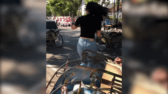 Aura Kasih ikut #inmyfeelingschallenge pakai becak (Foto: IG @aurakasih)