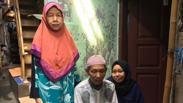 Sarono (tengah), istri (kiri), dan Ningrum. (Foto: Fachrizal H./kumparan)