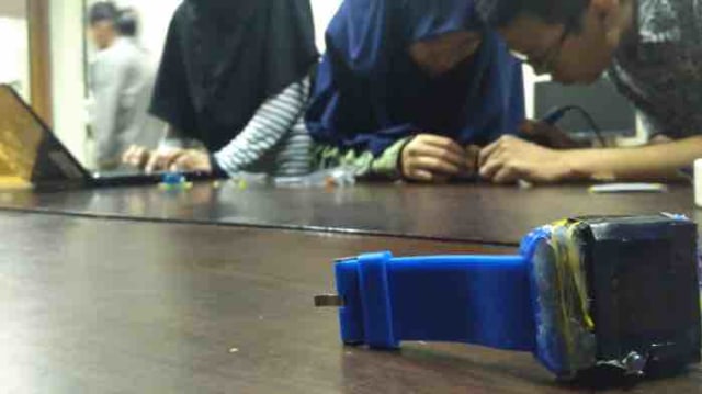 Mahasiswa Politeknik Padang Ciptakan Gelang Antibegal